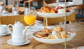 Mesa completa de té para dos en el hotel cottage