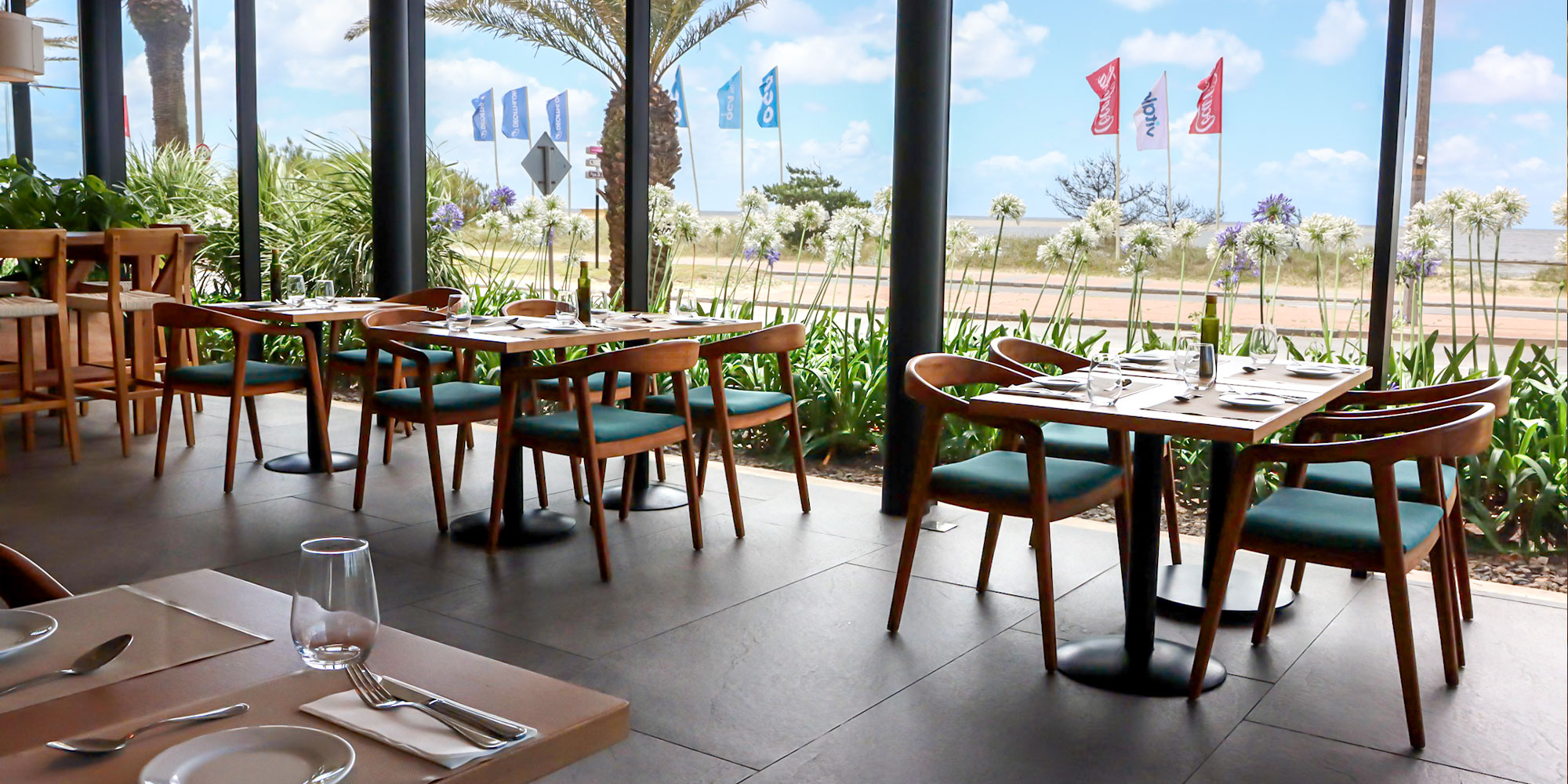 Restaurant con vista panoramica al río de la plata en la rambla de montevideo en Carrasco, Uruguay