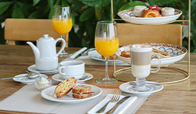 Mesa completa de té para dos en el hotel cottage