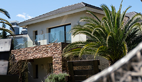 Cuenta con 5 confortables y exclusivas suites direccionadas tanto para el público corporativo como para el familiar, con todas las comodidades p