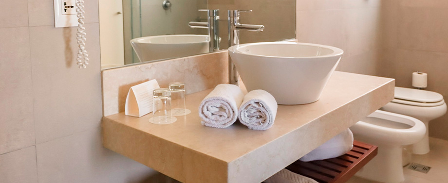 Baño de habitación Suite con bañera.