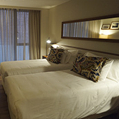 Paseos en bicicleta. Rambla de Montevideo. Hotel Cottage Puerto Buceo