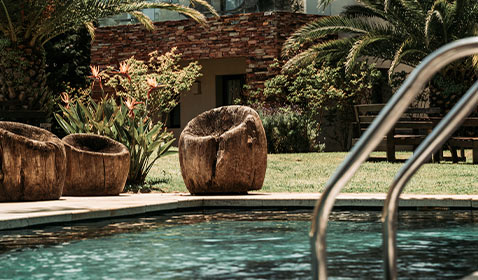 Jardín, piscina, Hotel Cottage Carrasco, Montevideo, Uruguay.
