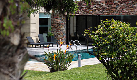 Jardín, piscina, Hotel Cottage Carrasco, Montevideo, Uruguay.