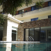 Piscina en el amplio jardín de Carrasco Montevideo Uruguay Hotel Cottage 