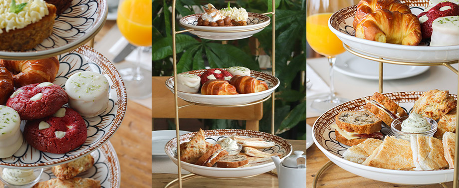 Mesa completa con la promoción de té para dos del restaurant de Cottage en Carrasco que incluye variedad de dulces y bocados salados