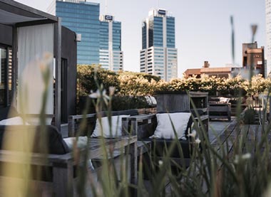Rooftop del hotel, vistas hacia el mar y el centro.